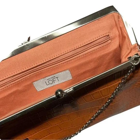 ANN TAYLOR LOFT CROCODILE EMBOSSED CLUTCH – SILVER HARDWARE EUC - Picture 9 of 10